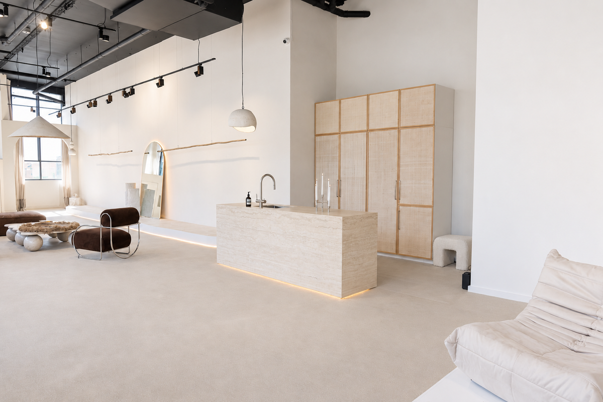 Open studio with natural light, lounge, travertine kitchen island and cyclorama at Artemuse Studio